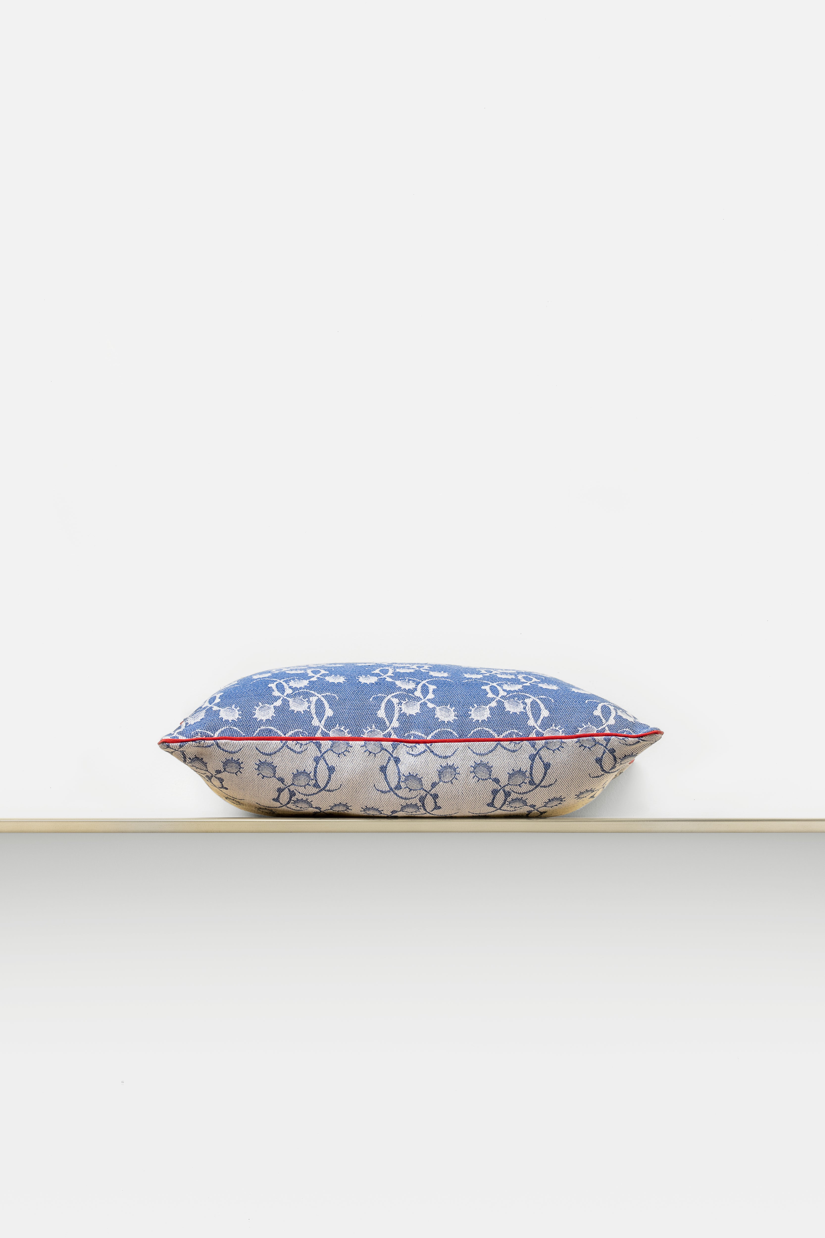 "F71 Cardo" cushion in Blu Vivo