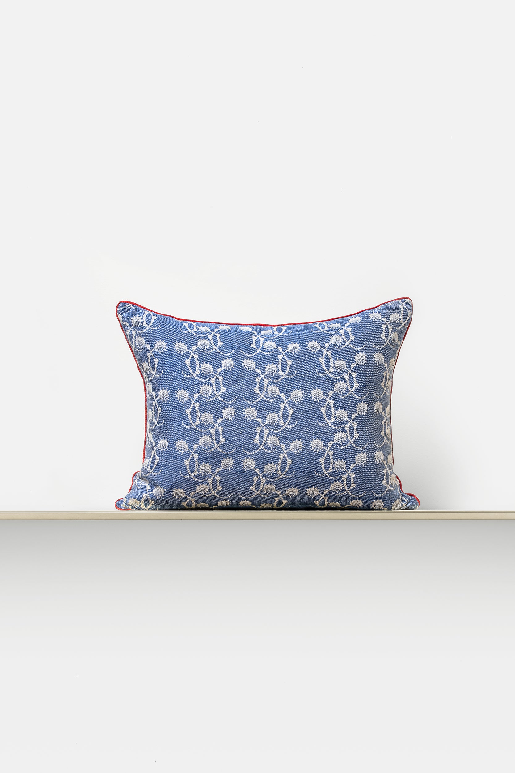 "F71 Cardo" cushion in Blu Vivo