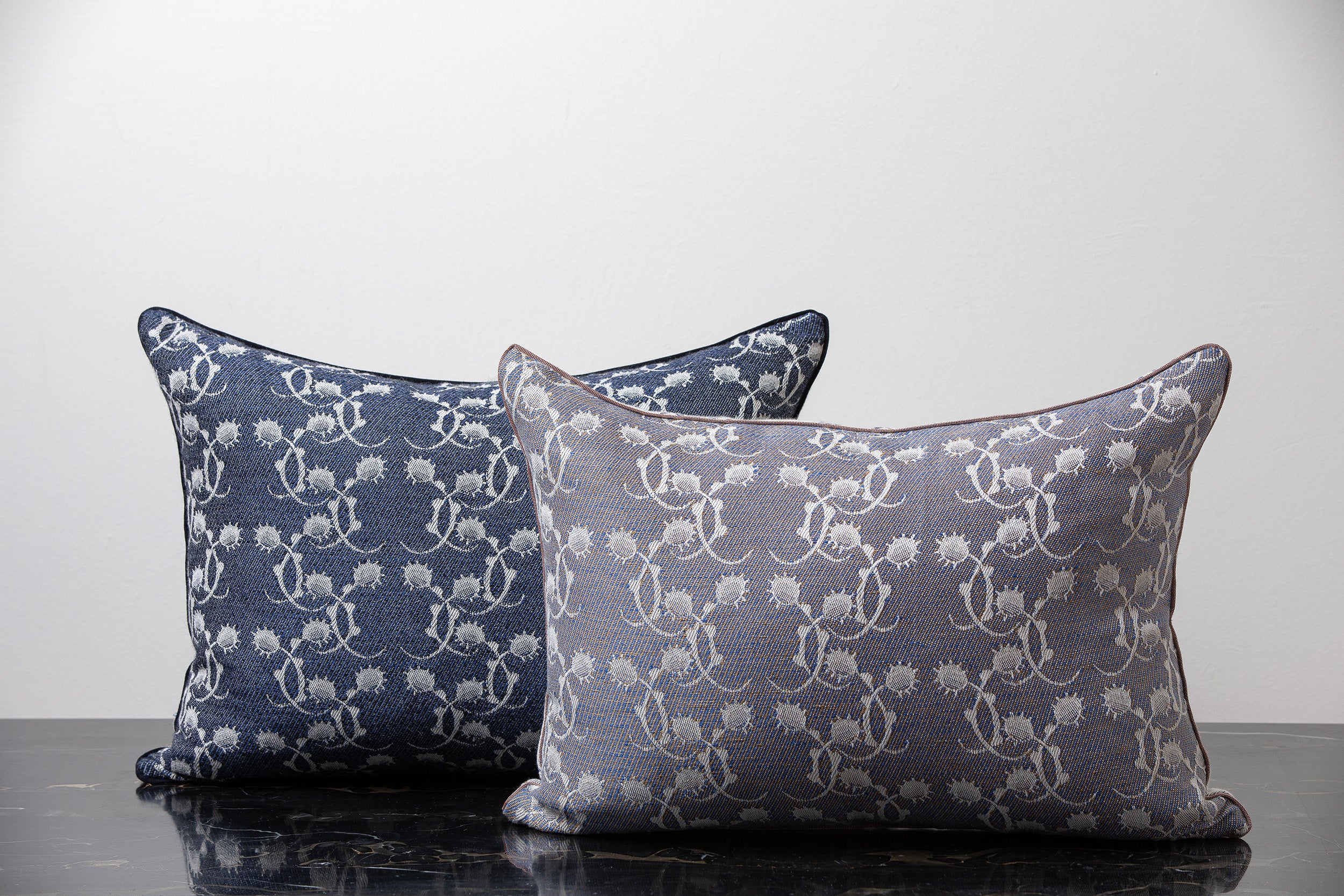 "F71 Cardo" cushion in Nettuno Blue