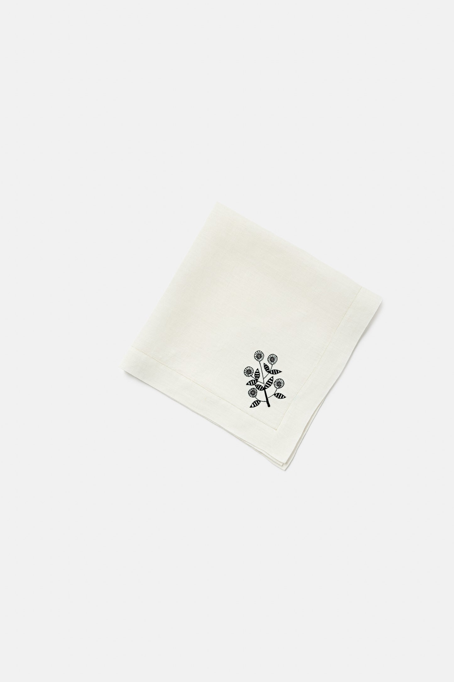 "Daisy" napkin in Black