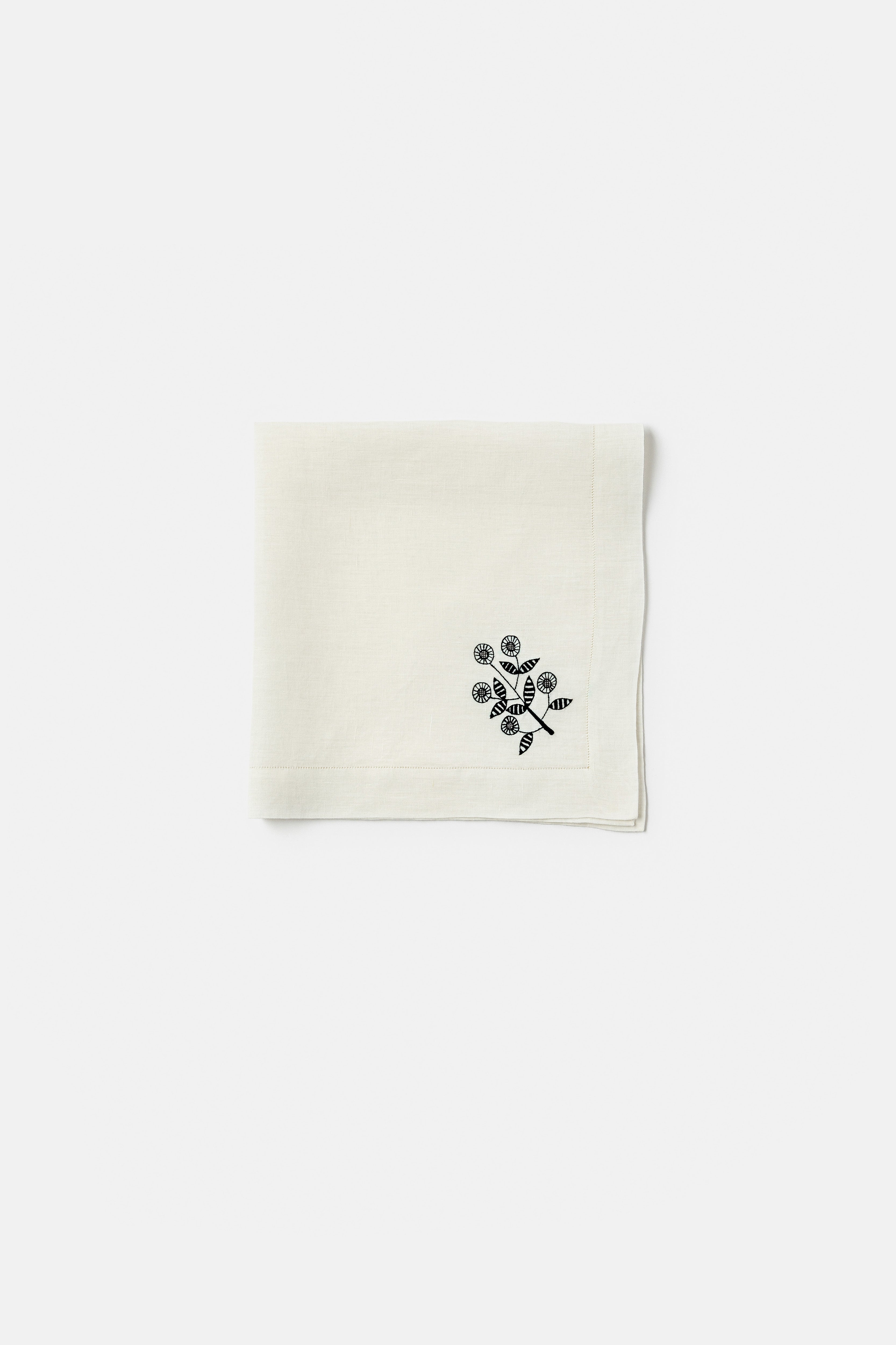 "Daisy" napkin in Black