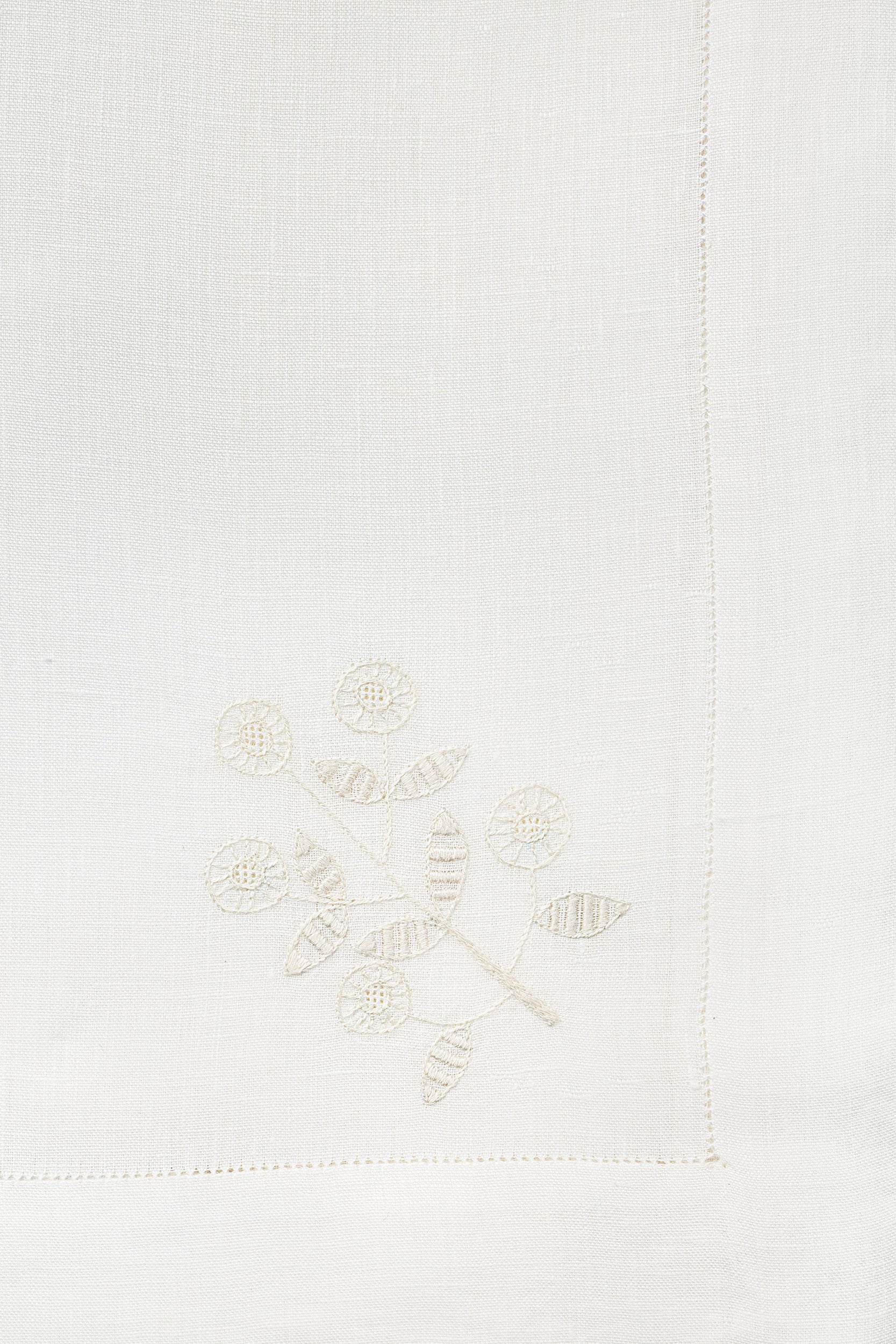 "Daisy" napkin in White