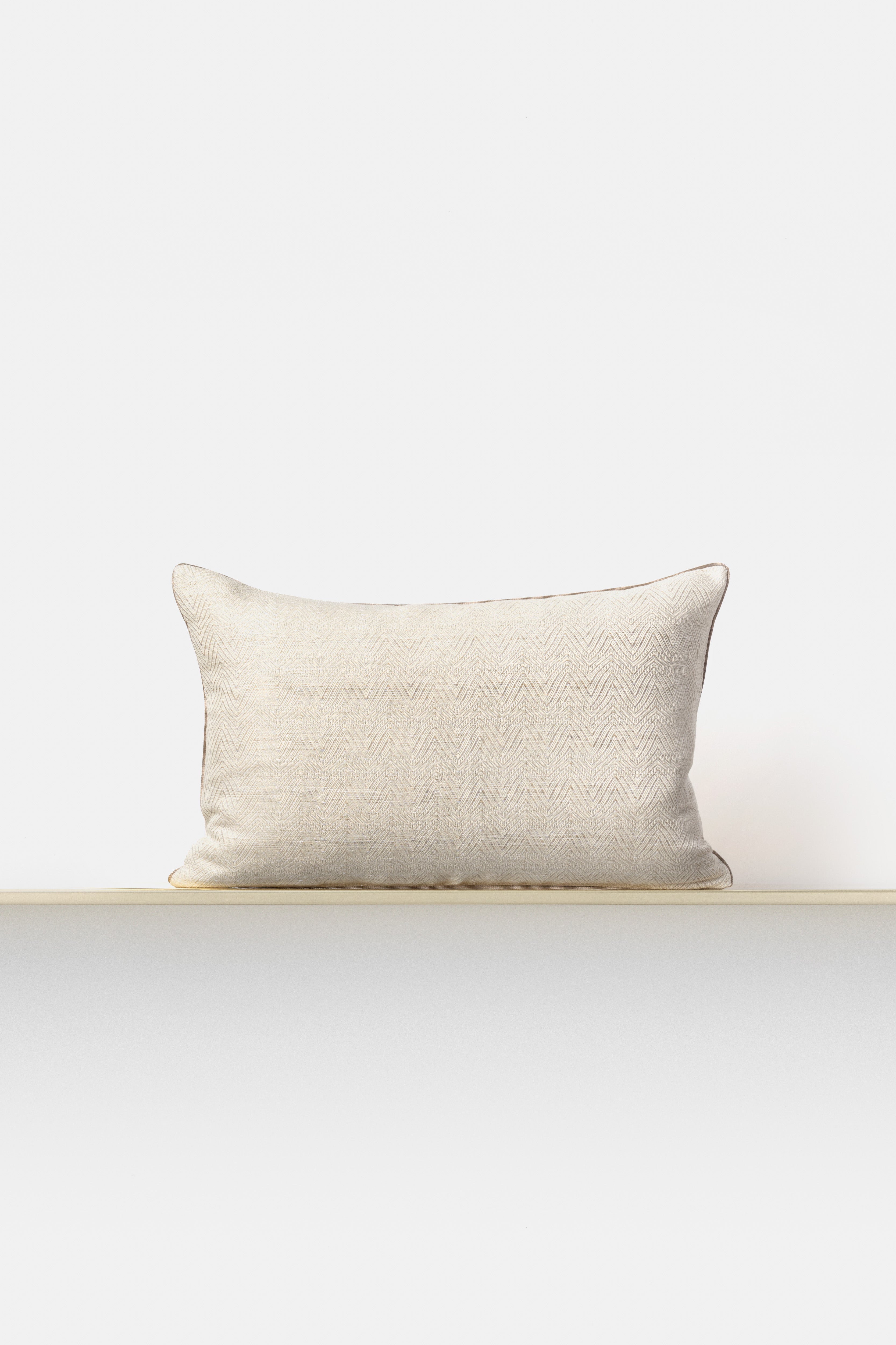 "Fiamma" rectangular cushion cover in Bianco Uovo