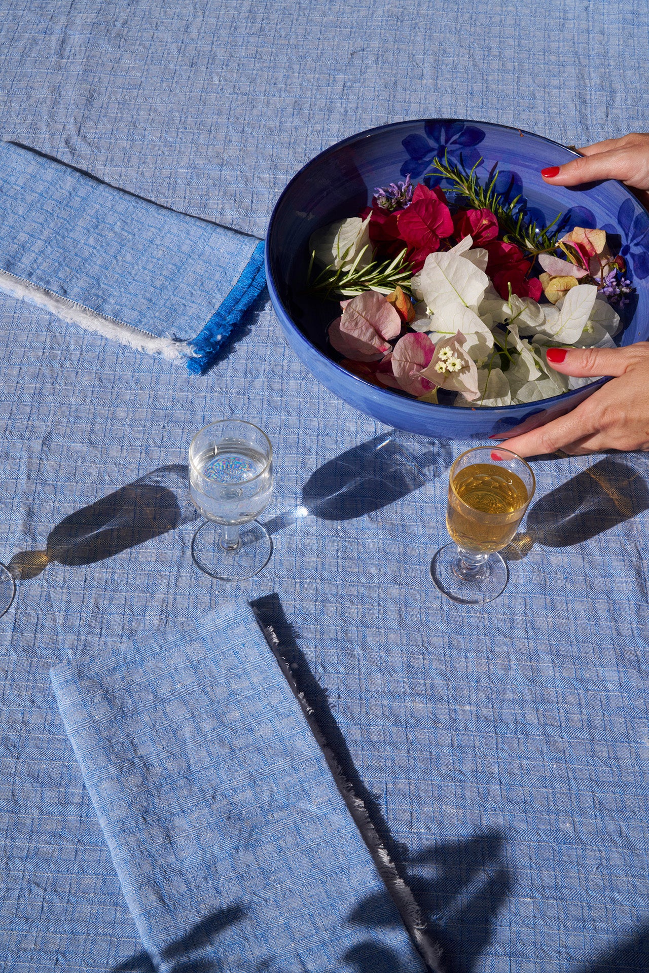 "Galia" tablecloth in Zaffiro