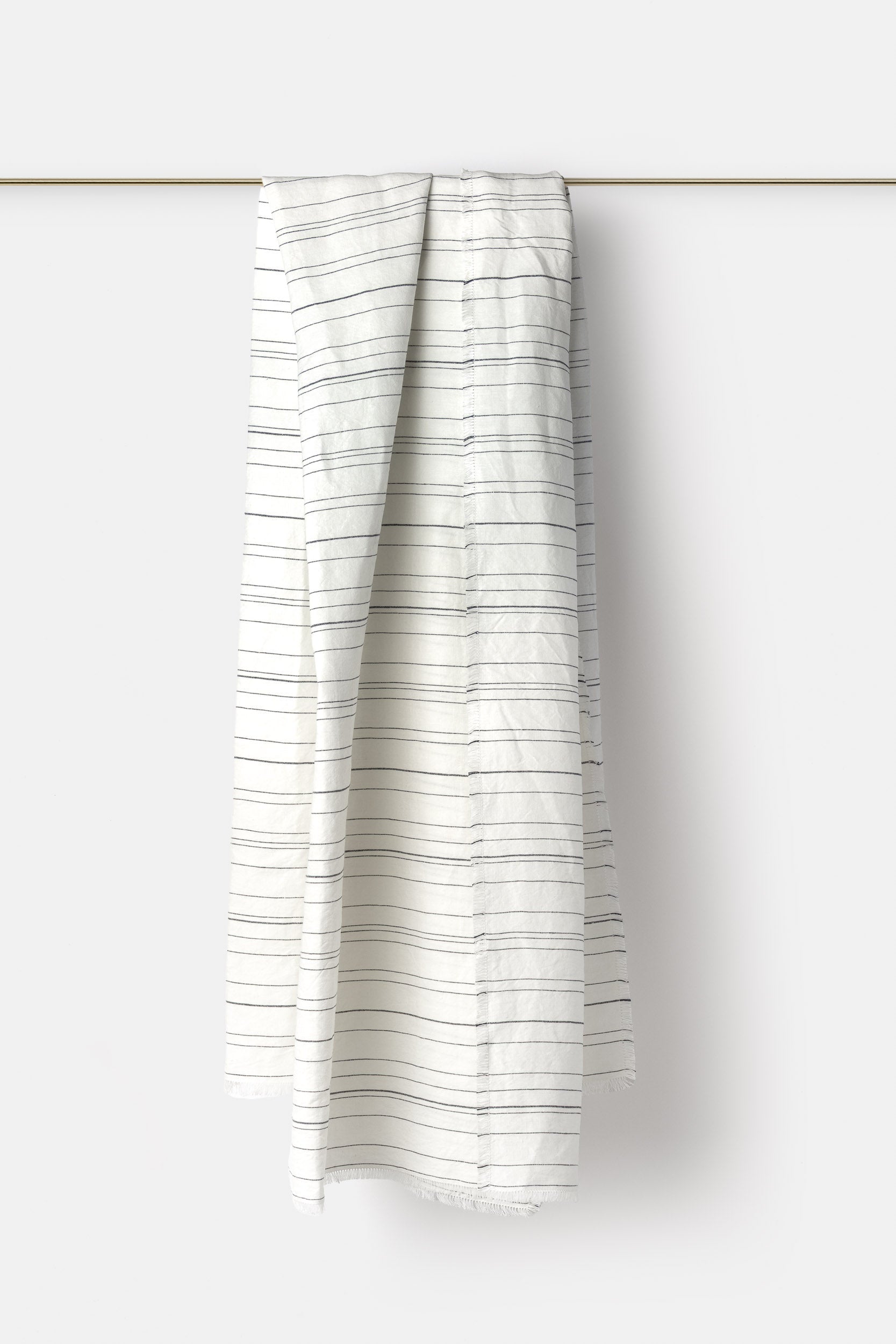 "Greta" beach towel in White / Navy