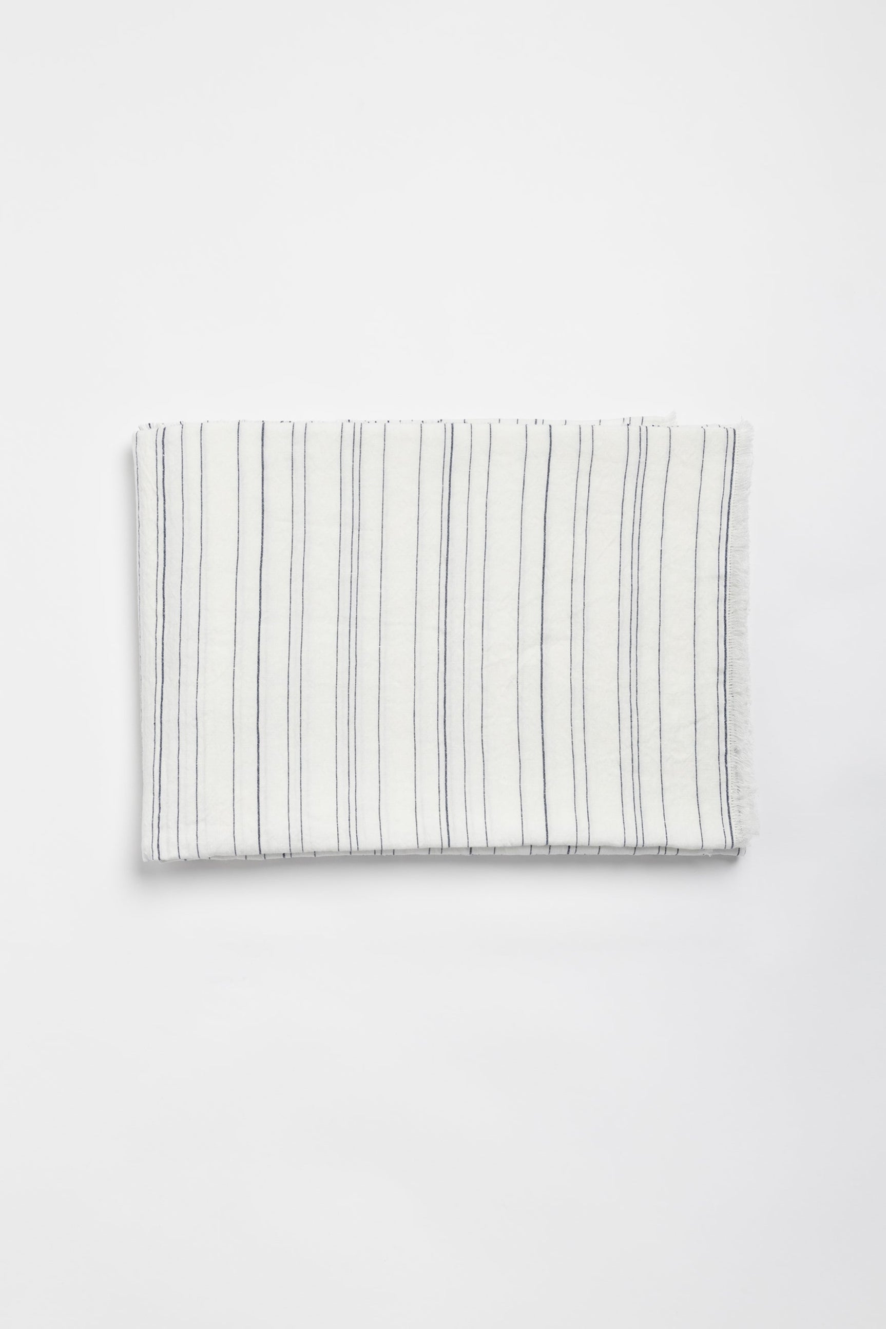 "Greta" tablecloth in White / Navy