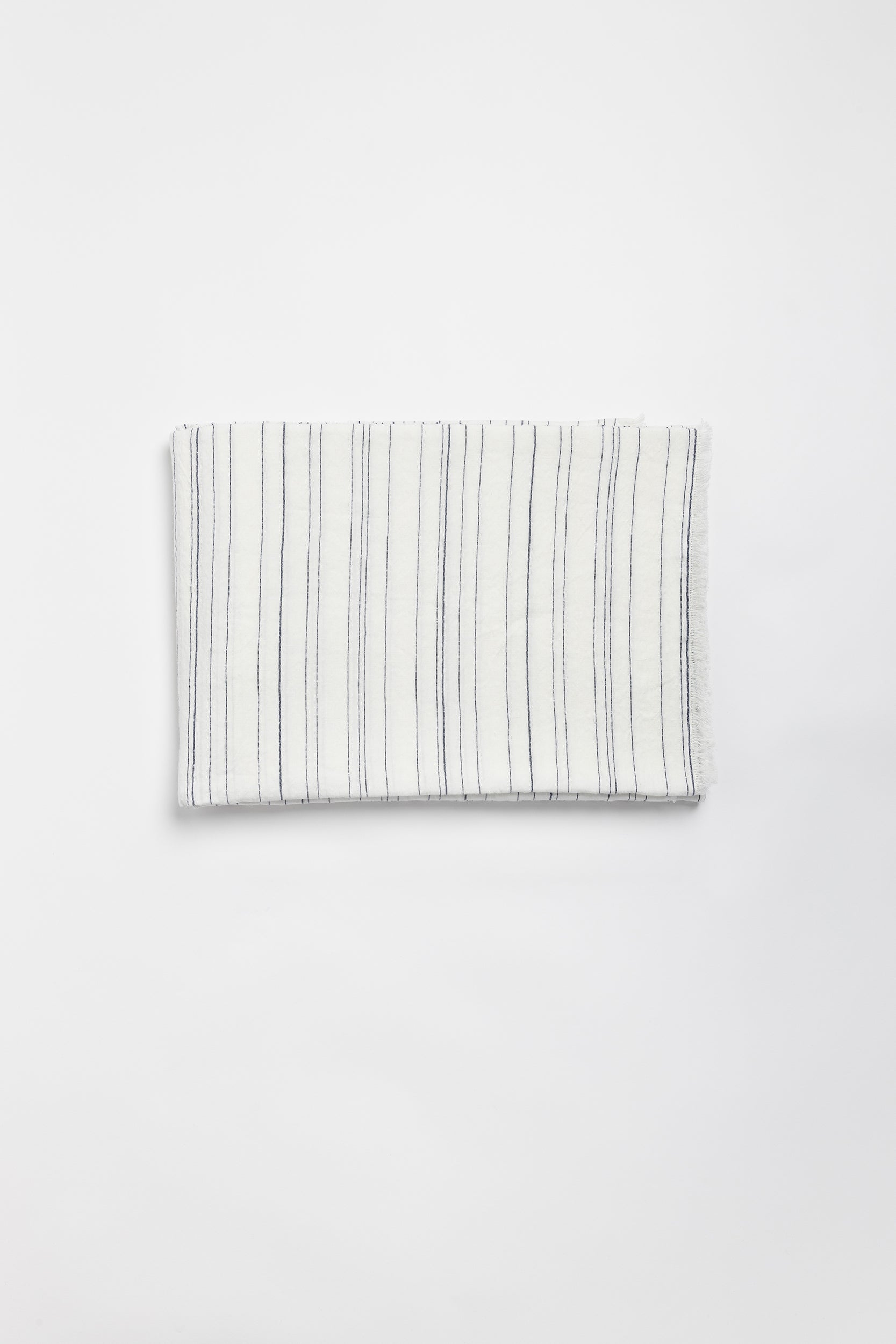 "Greta" beach towel in White / Navy