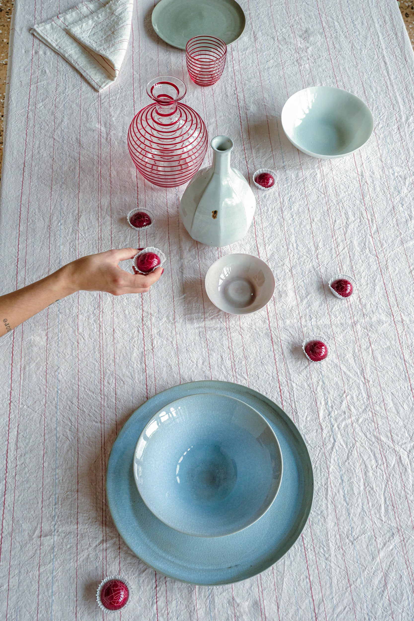 "Greta" tablecloth in White / Red