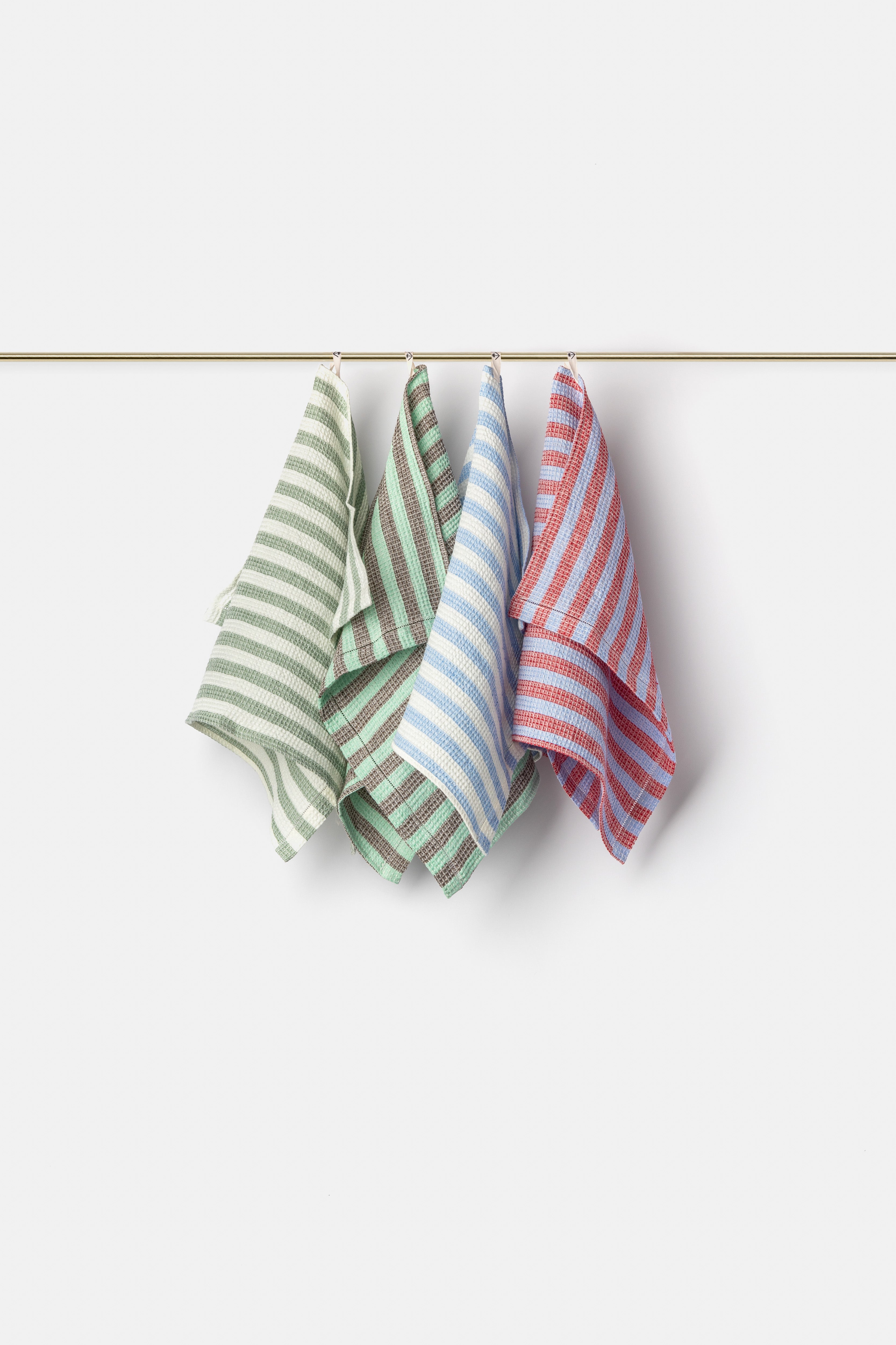 "Montecatini rigato" towels in White / Garda Blue