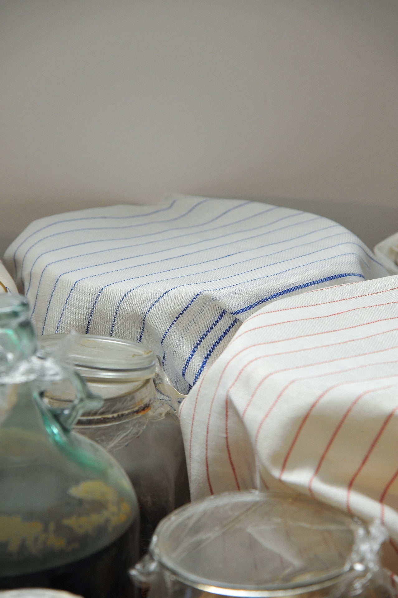 "Stilla" tea towel in White / Cobalto