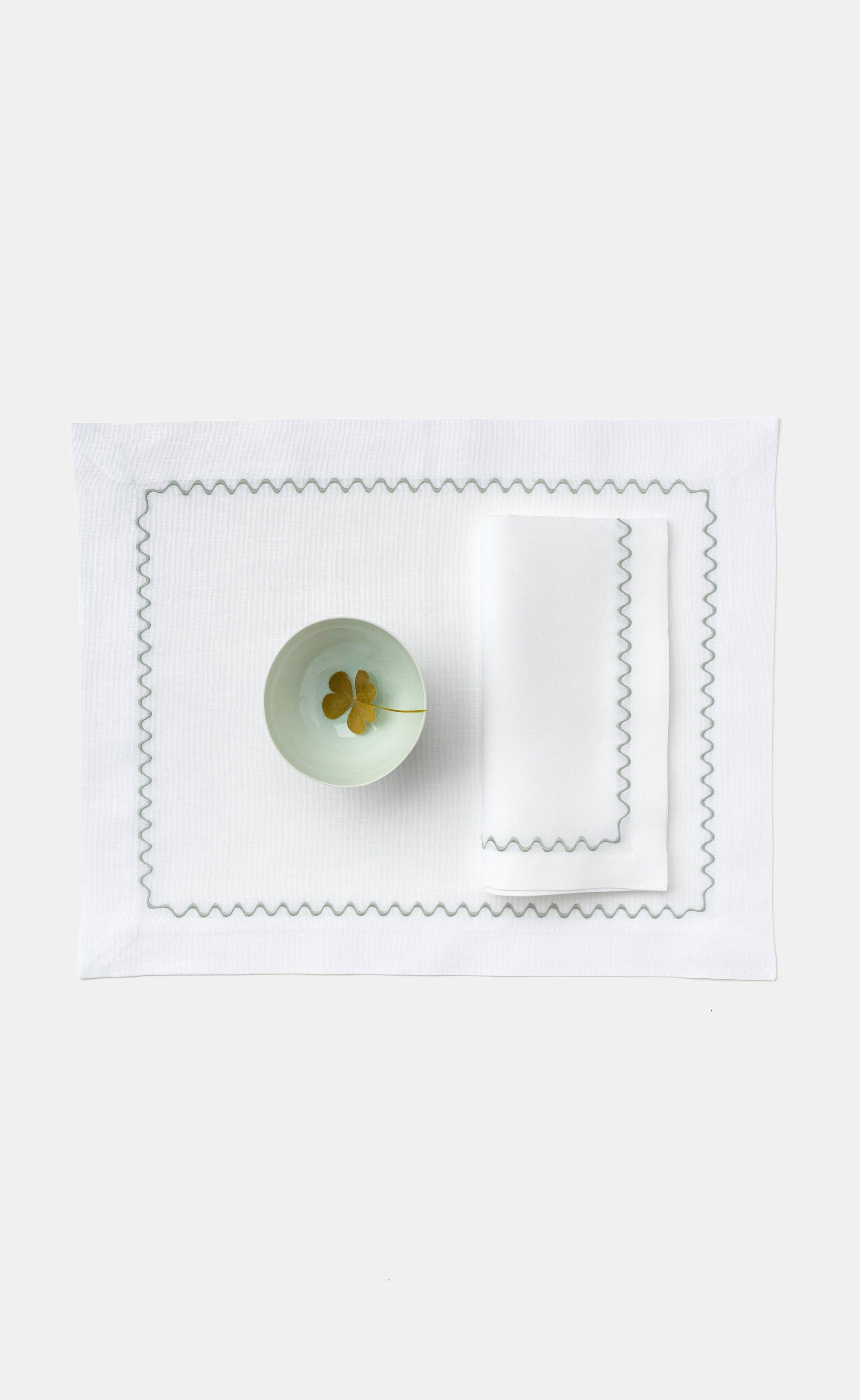 "Onda" dining set in White / Celadon