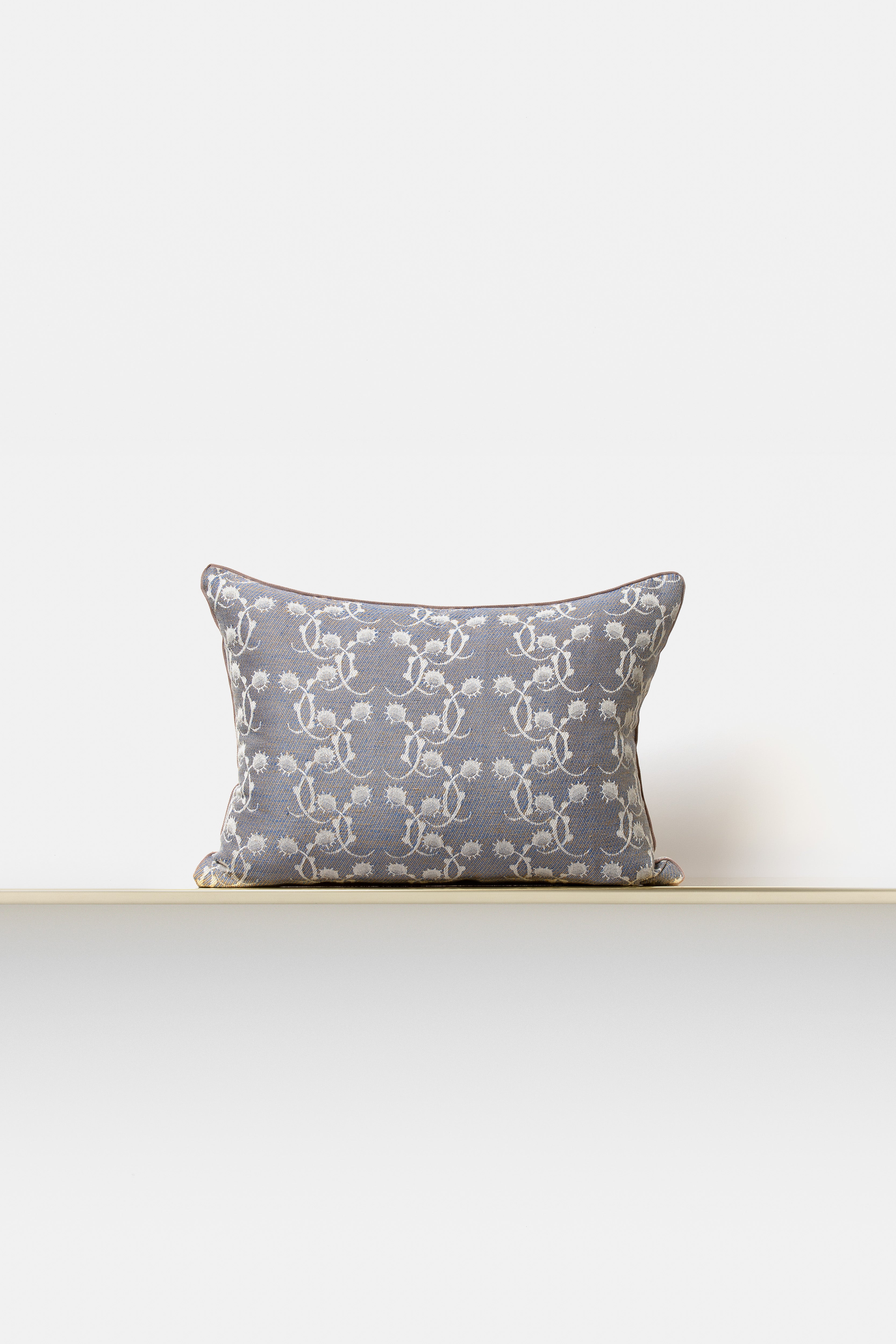 "F71 Cardo" cushion in Nettuno Blue