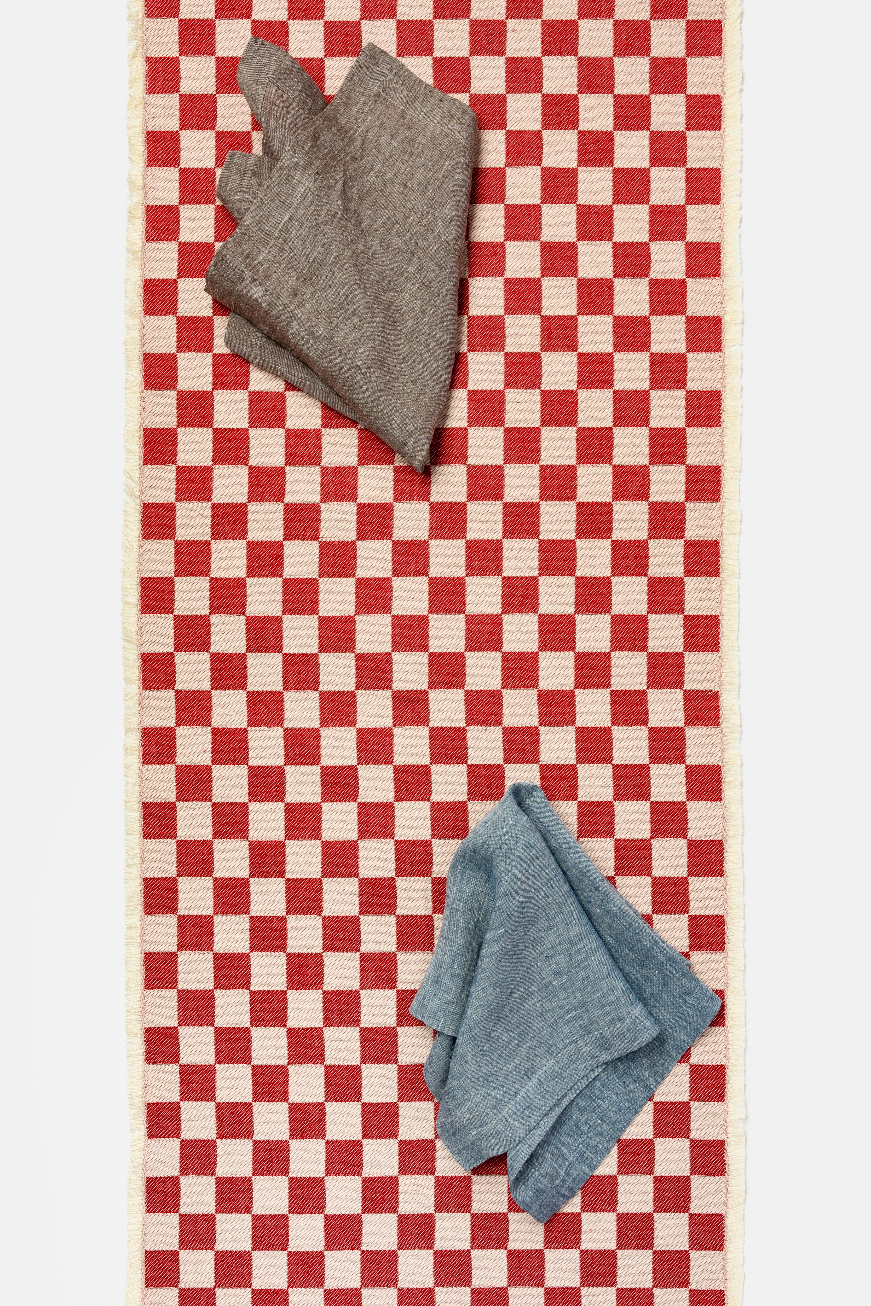 "F74" table runner in Rubino 2863
