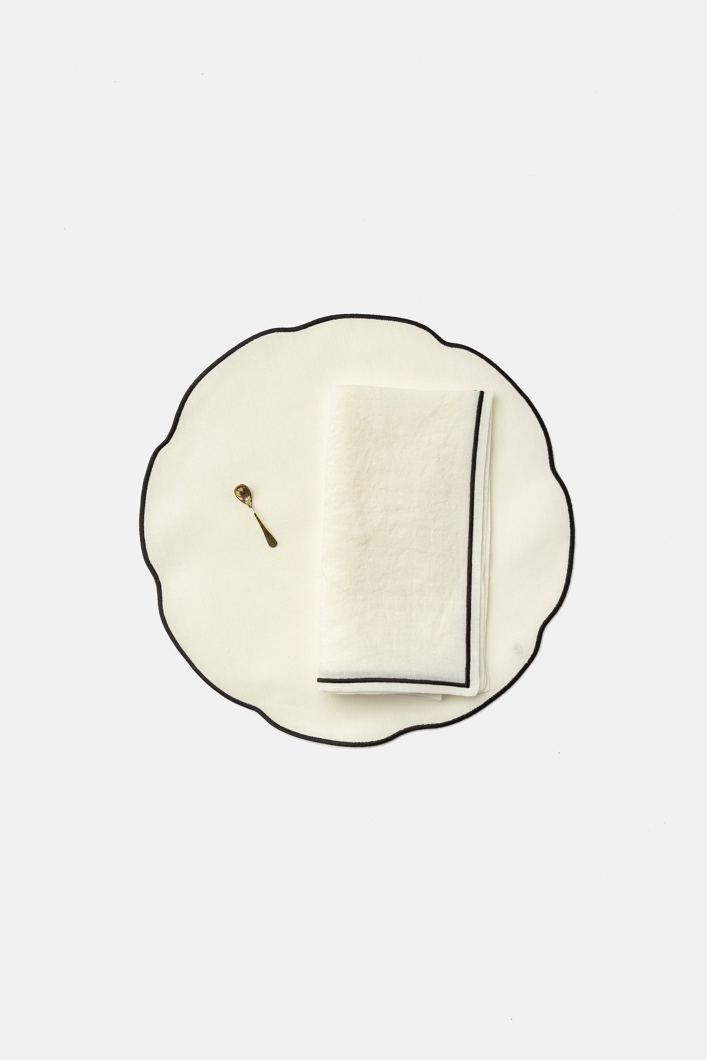"Nura" placemat in White / Black