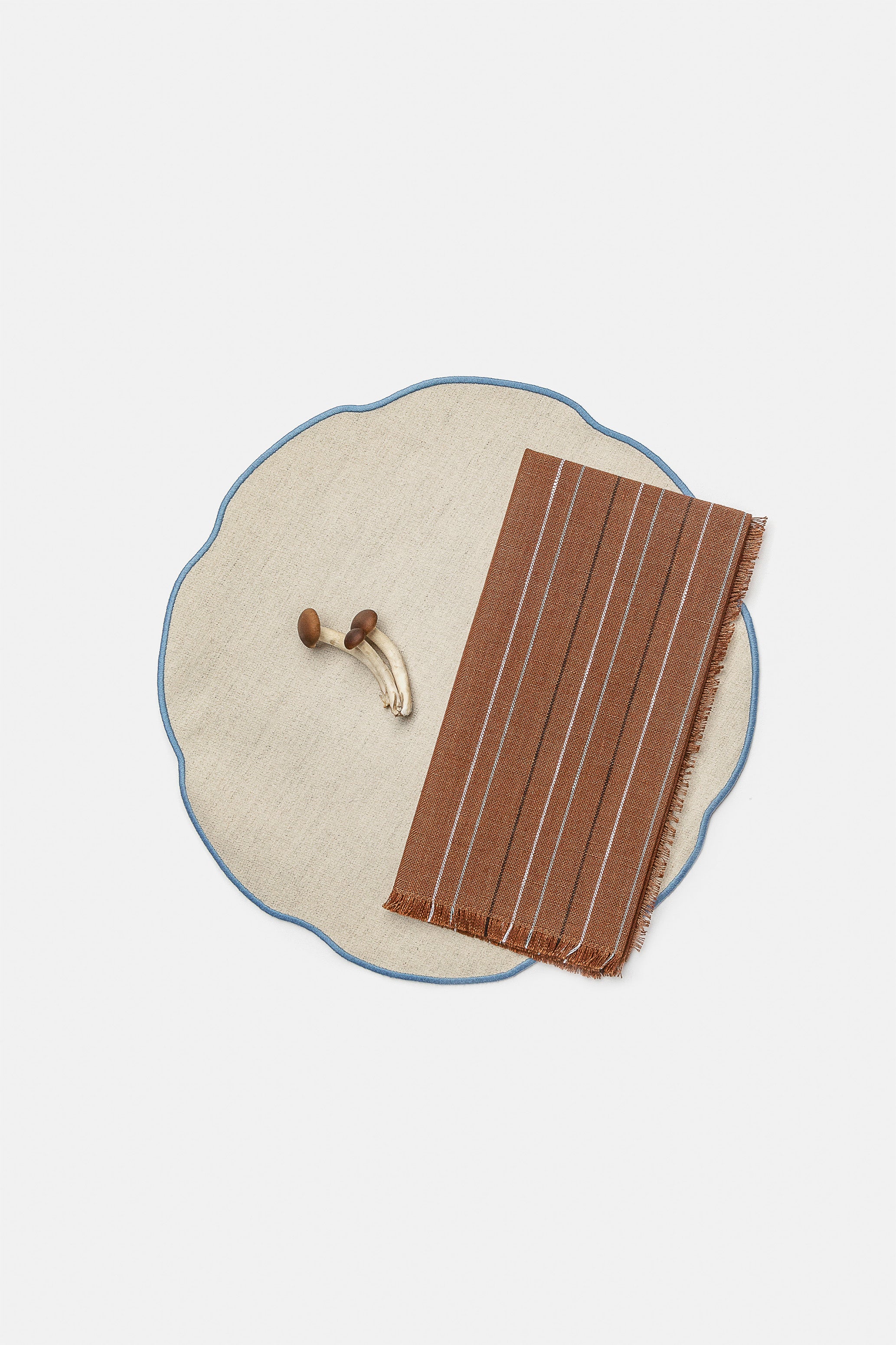 "Nura" placemat in Salt Pepper / Oceano Blue