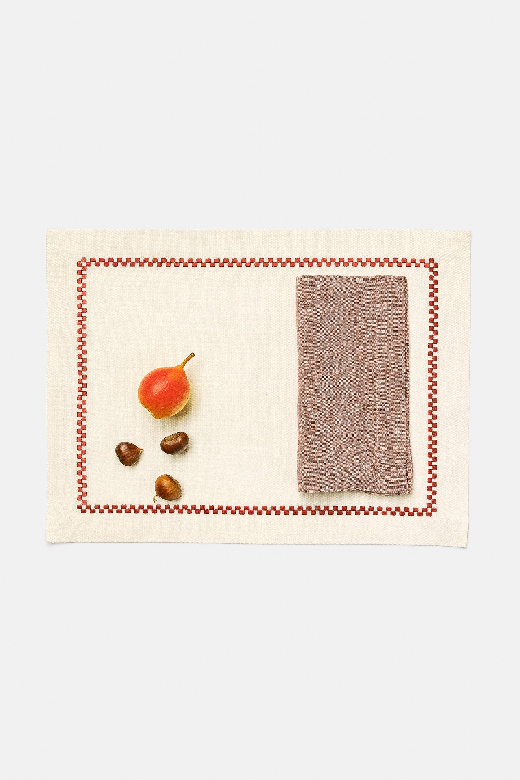 "Ricamo Taf" placemat in White / Bordeaux