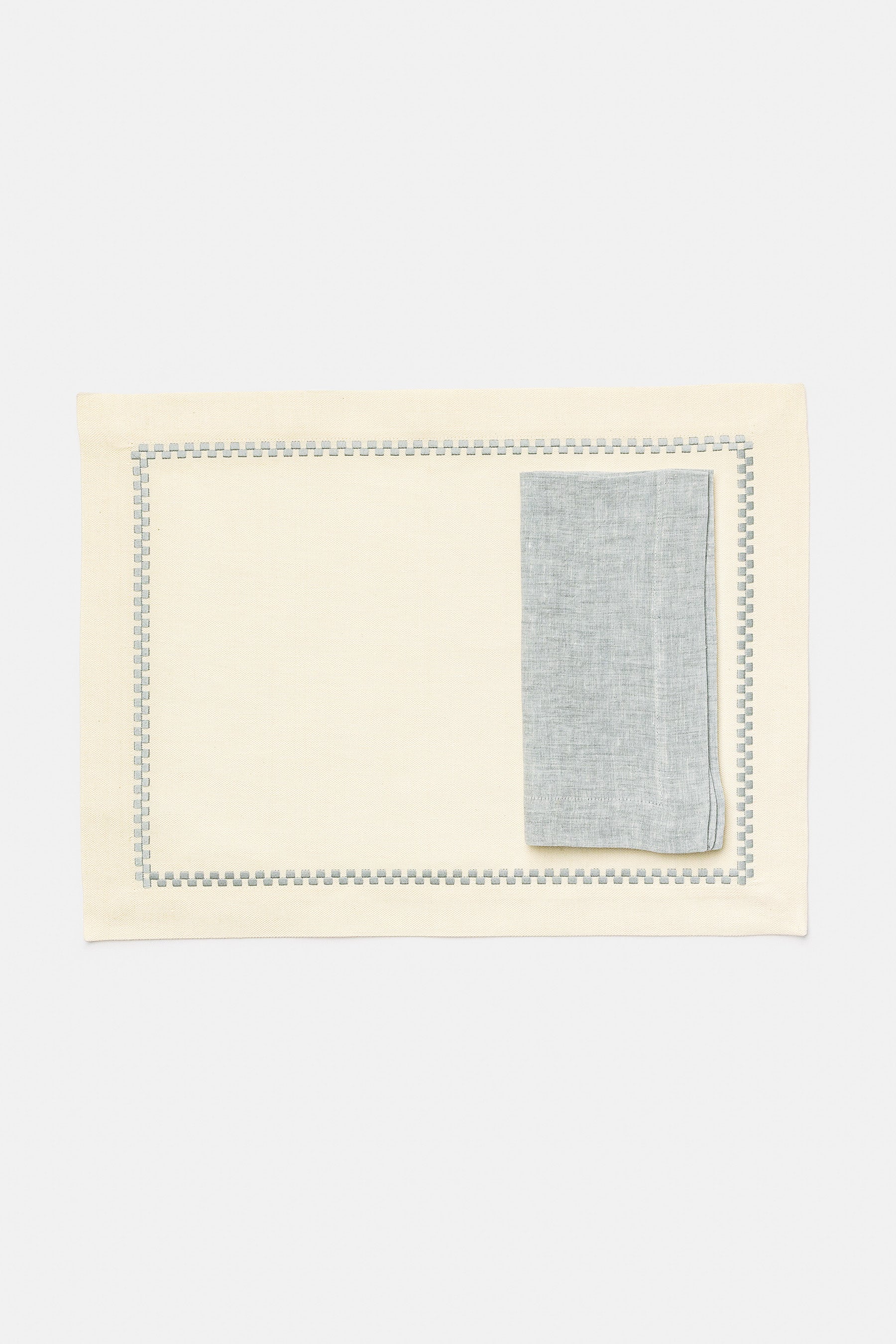 "Ricamo Taf" placemat in White / Cendre Grey