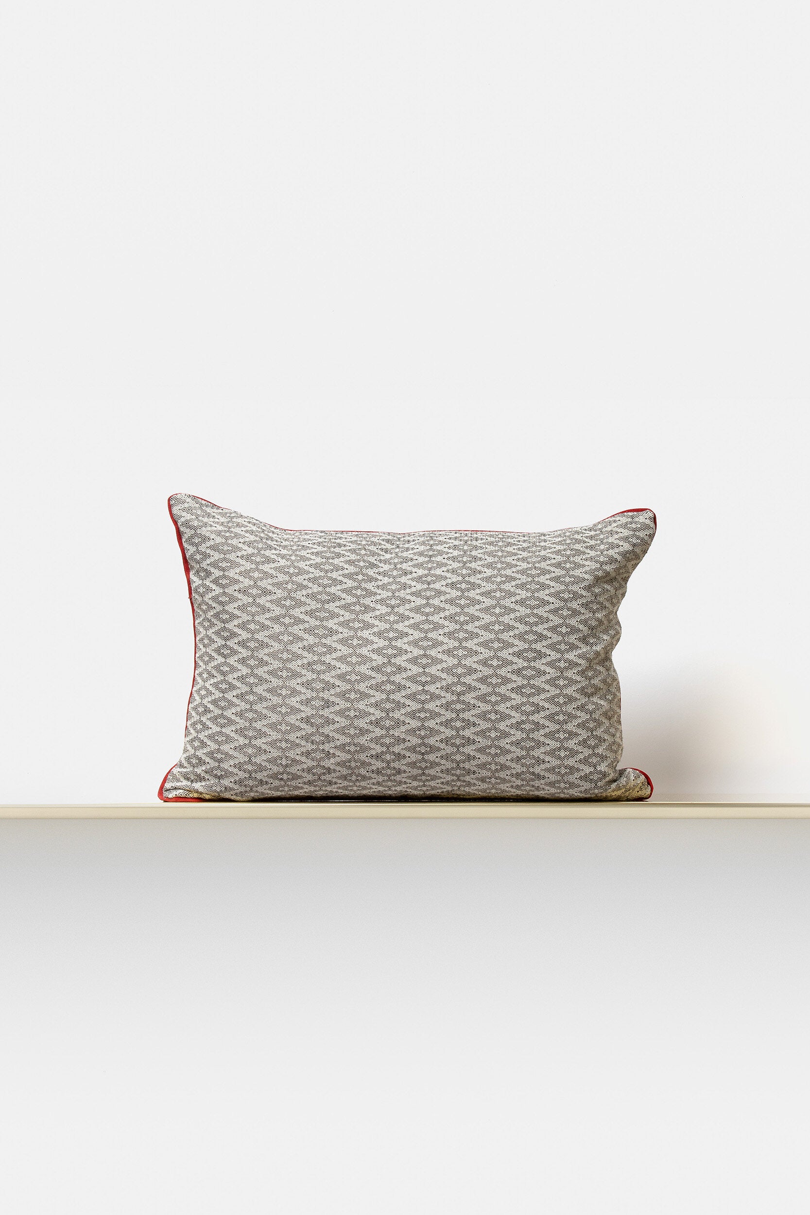 "F09" cushion in Black