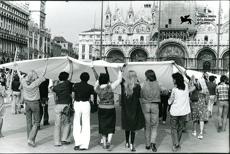 James Lee Byars. Holy Ghost. Piazza San Marco, Venezia, 1975. Courtesy © Archivio Storico della Biennale di Venezia, ASAC.