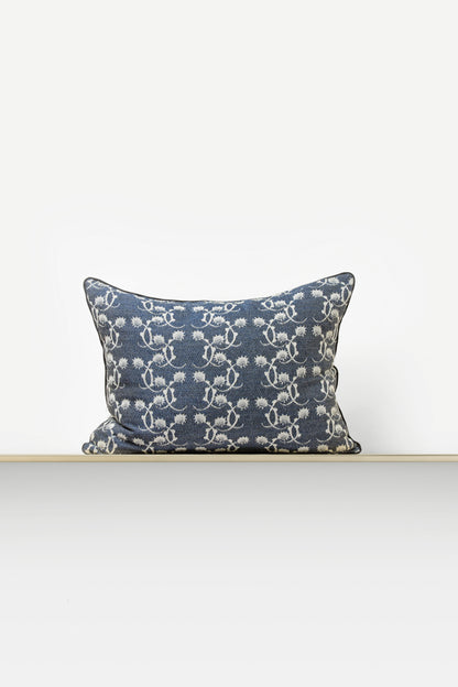 "F71 Cardo" cushion in Eclisse Blue