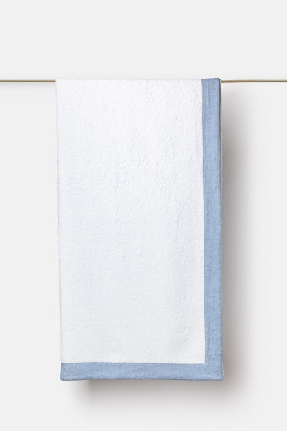 "Spugna Atena" bath towel in White / Capri Blue