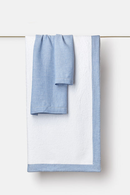 "Spugna Atena" bath towel in White / Capri Blue