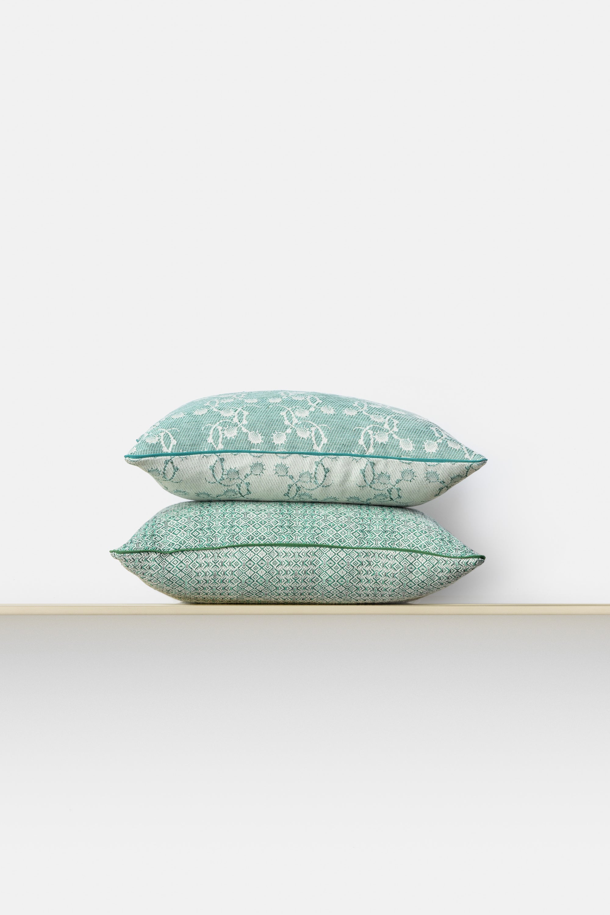 "F71 Cardo" rectangular cushion cover in Giada Green
