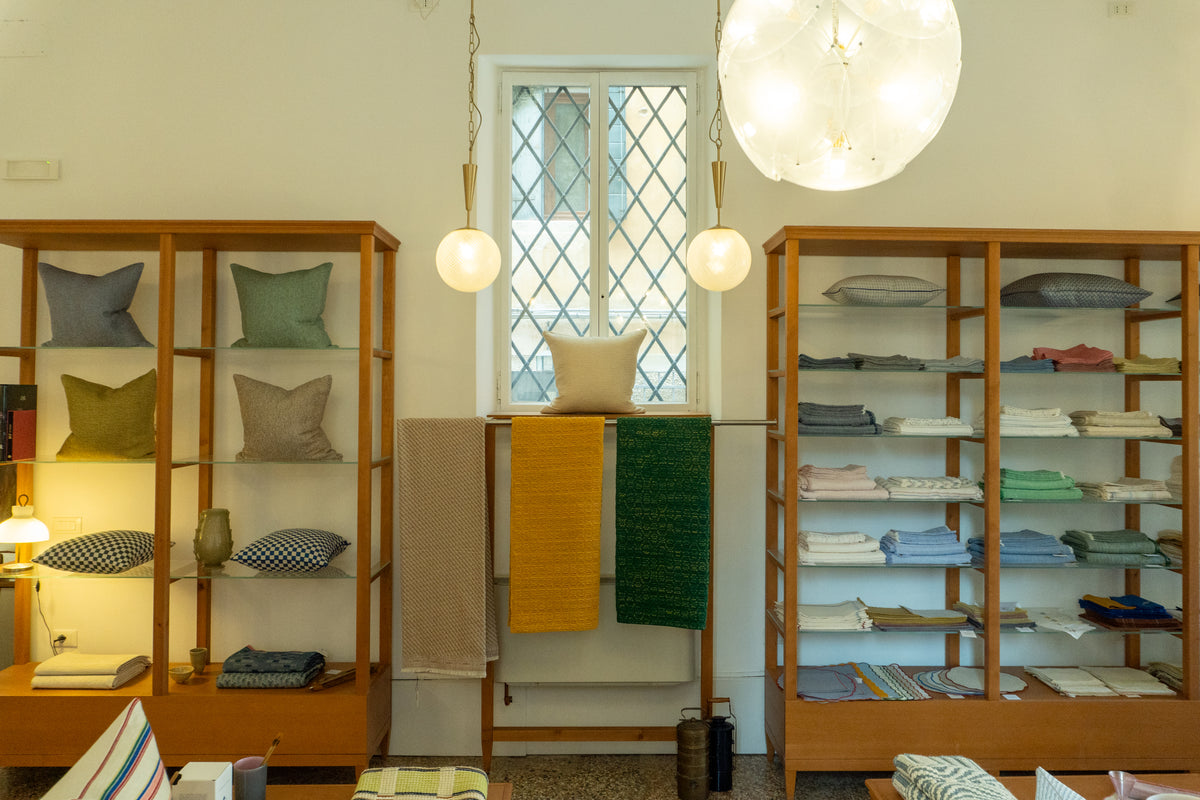 Fabrics, table linens and cushions inside Chiarastella Cattana Venice Studio