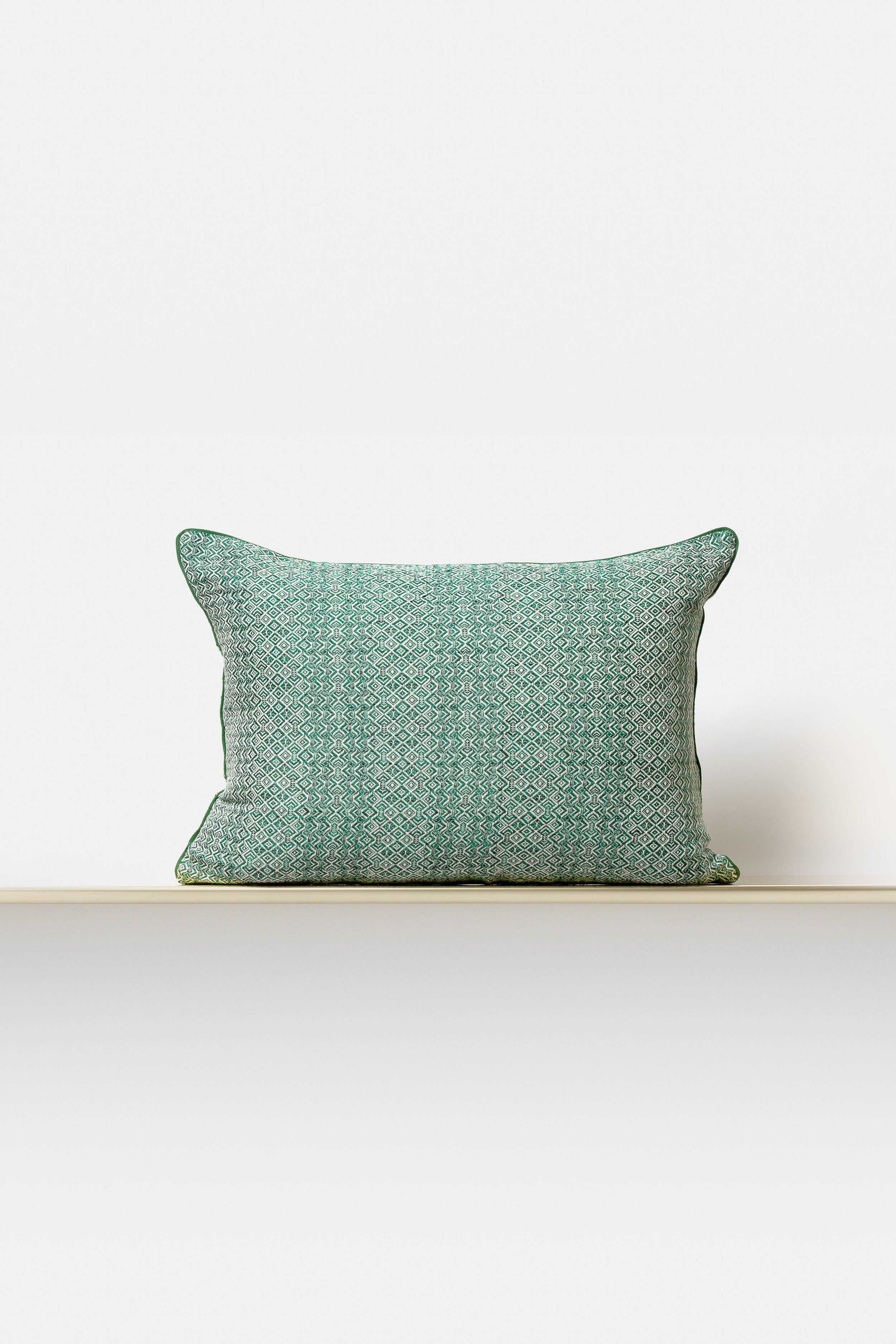 "Intreccio" throw cushion in Malachite