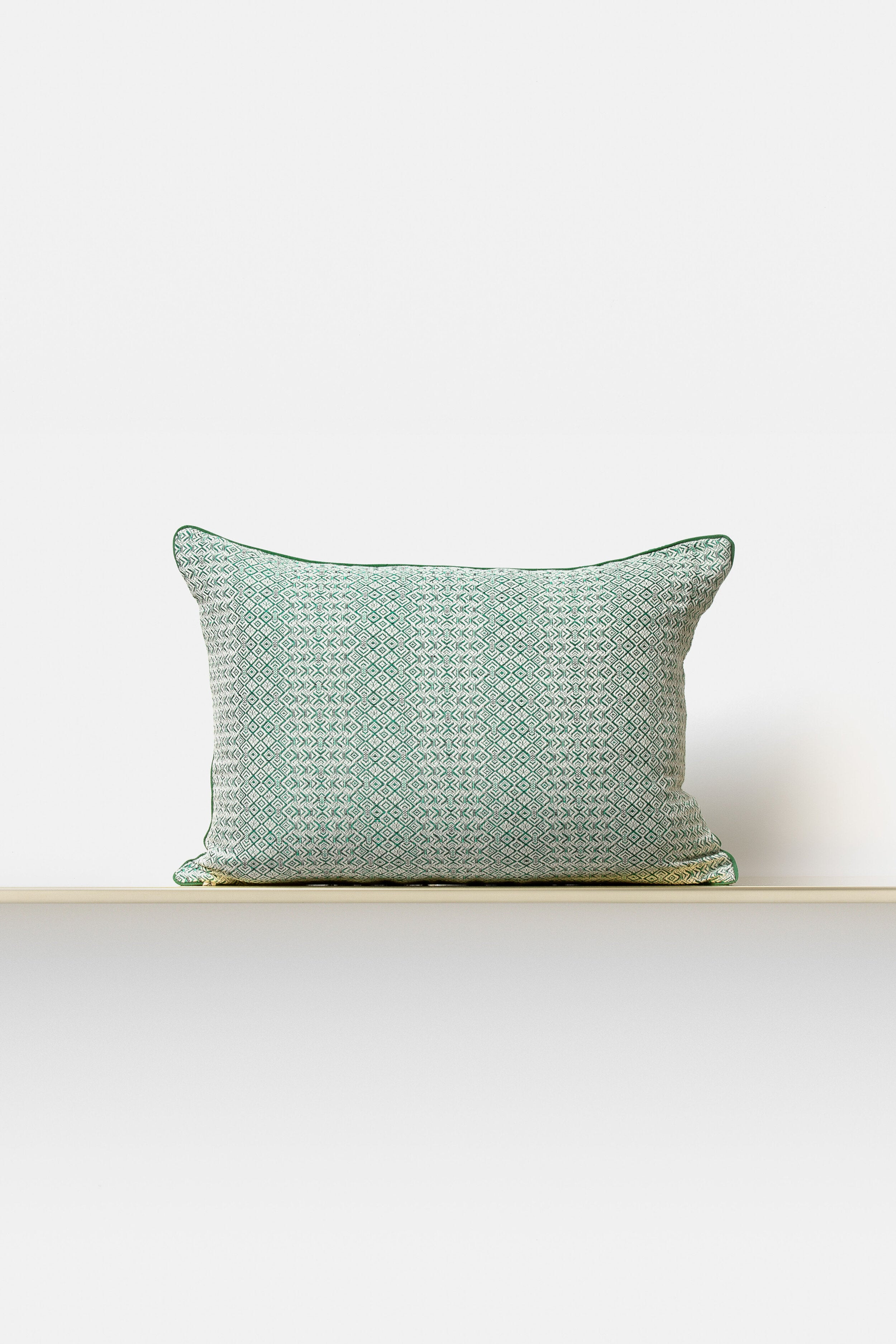 "Intreccio" throw cushion in Malachite