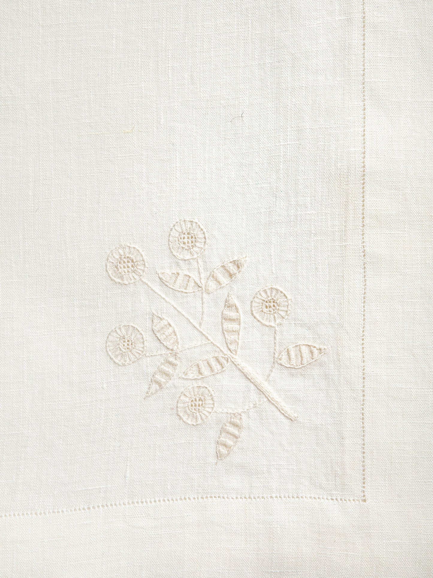 "Daisy" napkin in White
